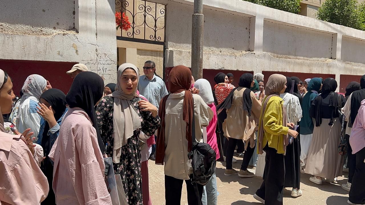 فرحة طلاب الشهادة الاعدادية بعد إنتهاء الامتحانات فرحة طلاب الشهادة الاعدادية بعد إنتهاء الامتحانات