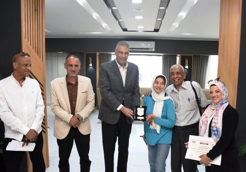 محافظ أسوان فى لقاء البطلة آلاء محافظ أسوان فى لقاء البطلة آلاء