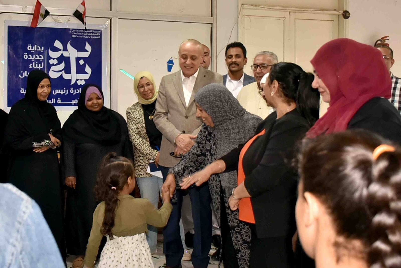 العيدية إلى فتيات دور الأيتام ويعدهم بنزهة نيلية قريباً العيدية إلى فتيات دور الأيتام ويعدهم بنزهة نيلية قريباً