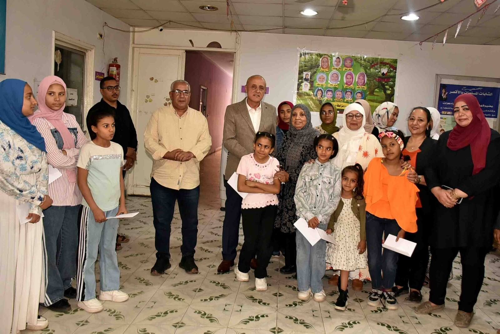 محافظ الأقصر يقدم العيدية إلى فتيات دور الأيتام محافظ الأقصر يقدم العيدية إلى فتيات دور الأيتام
