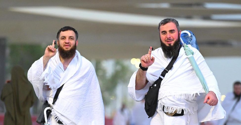 الحجاج يتوافدون إلى عرفات الحجاج يتوافدون إلى عرفات
