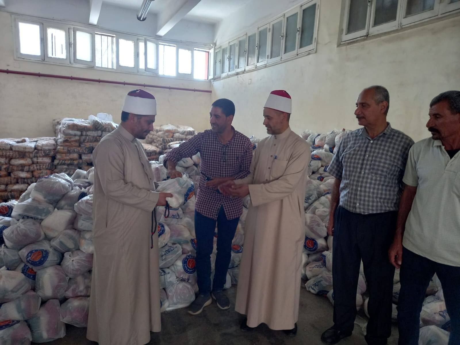 توزيع 2000 شنطة على الاسر بمناسبة عيد الأضحى المبارك توزيع 2000 شنطة على الاسر بمناسبة عيد الأضحى المبارك