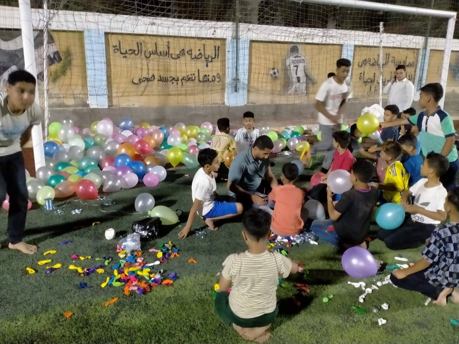 مشاركة الاطفال في تعليق البالونات استعداداً للعيد مشاركة الاطفال في تعليق البالونات استعداداً للعيد