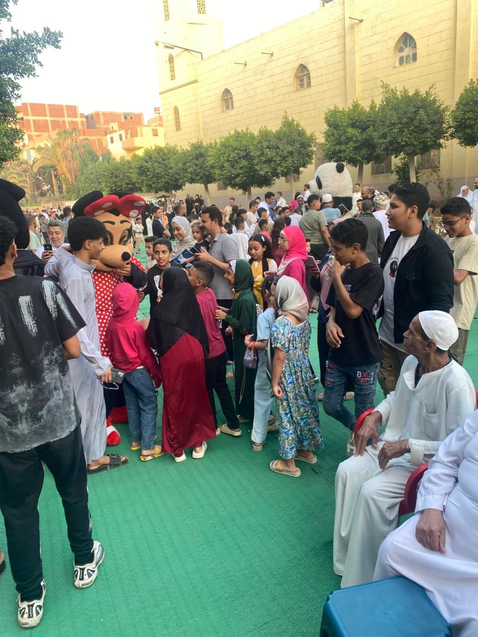 فرحة العيد تملأ ساحة الرضوان بمدينة السلام (1) فرحة العيد تملأ ساحة الرضوان بمدينة السلام (1)