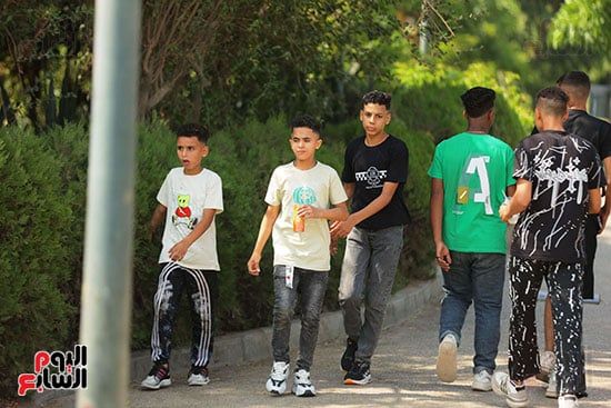 الأطفال يستمتعون فالحديقة الأطفال يستمتعون فالحديقة