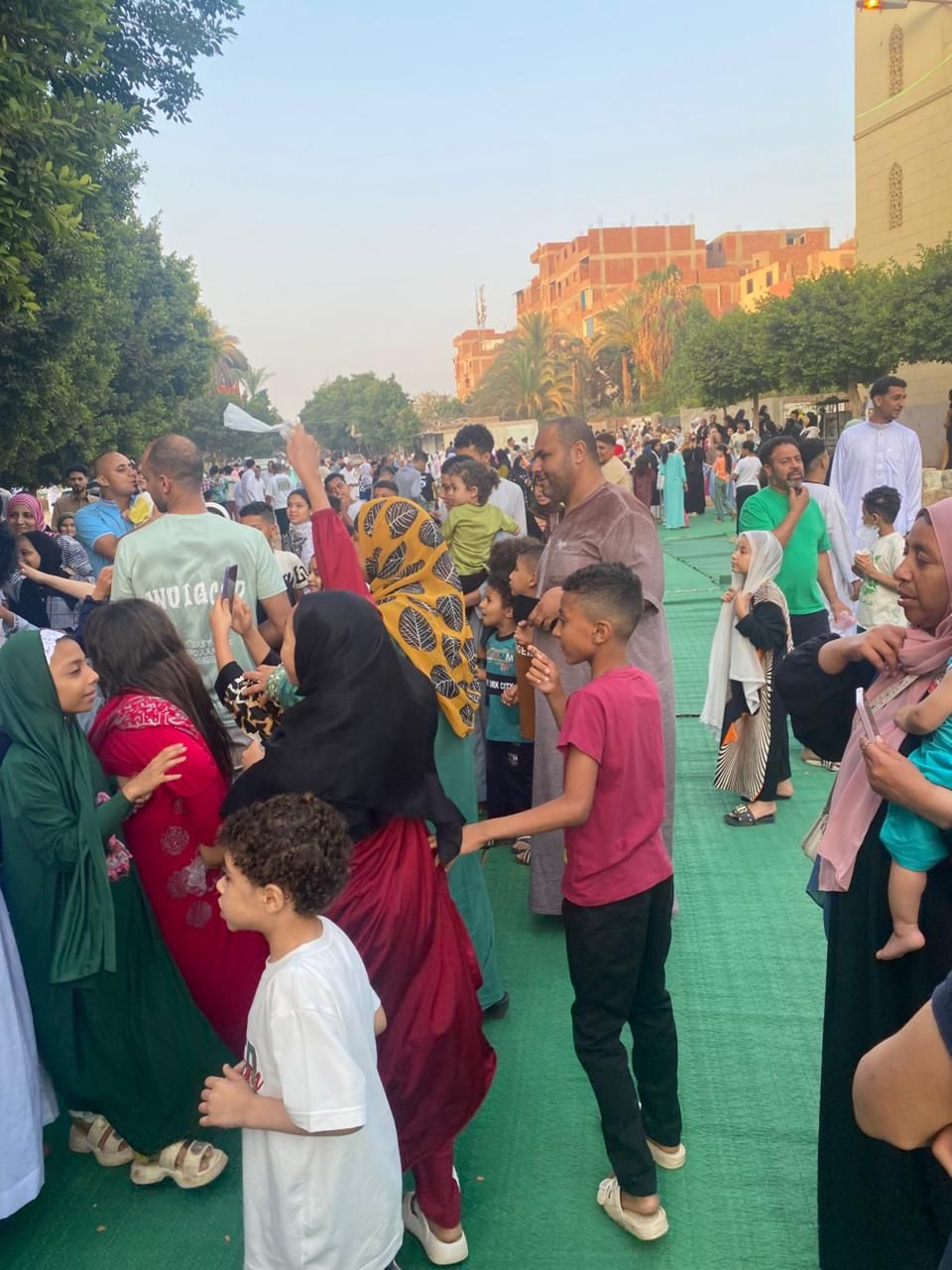 فرحة العيد تملأ ساحة الرضوان بمدينة السلام (13) فرحة العيد تملأ ساحة الرضوان بمدينة السلام (13)