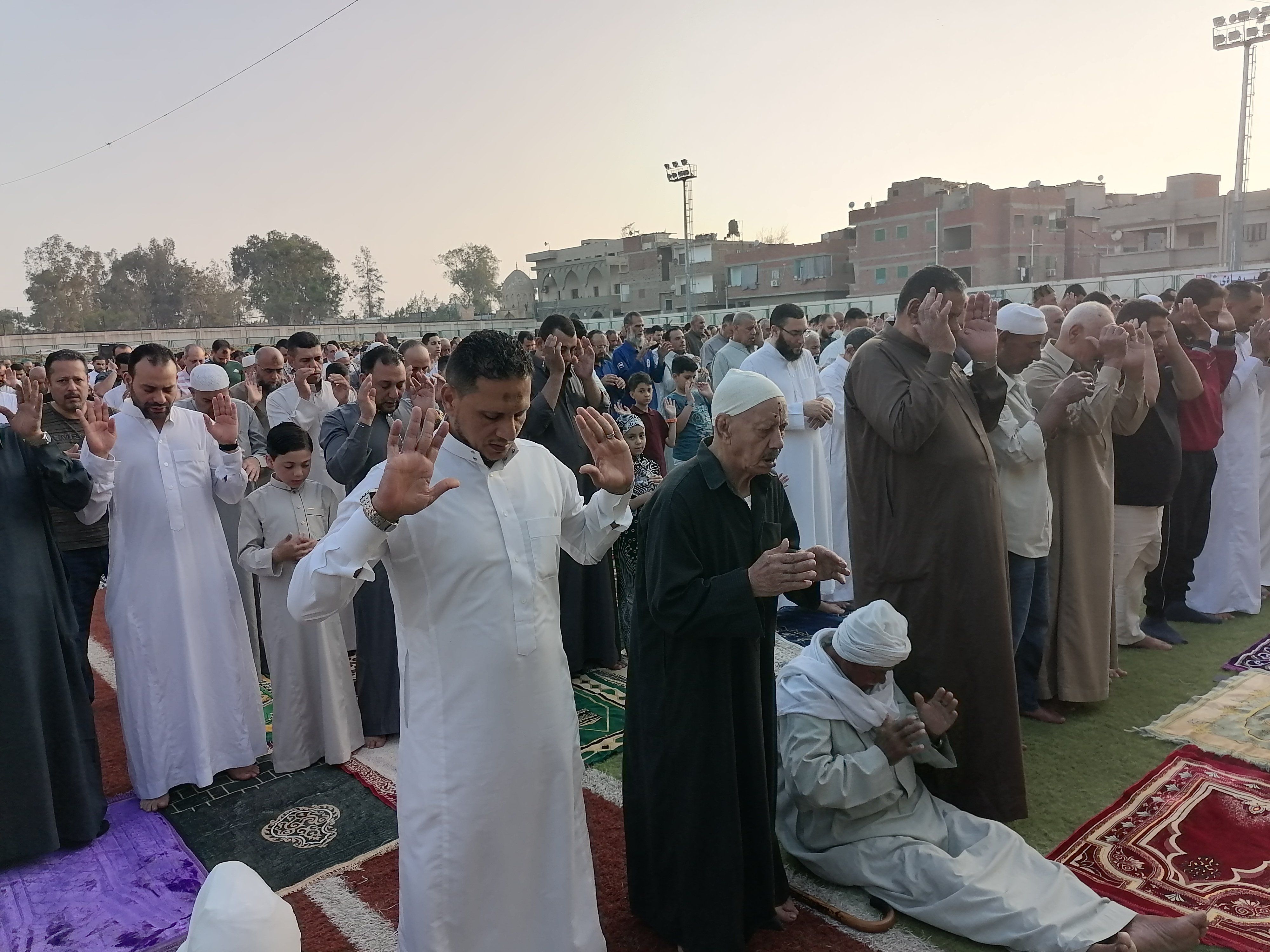اداء صلاة العيد بساحة استاد منية النصر اداء صلاة العيد بساحة استاد منية النصر