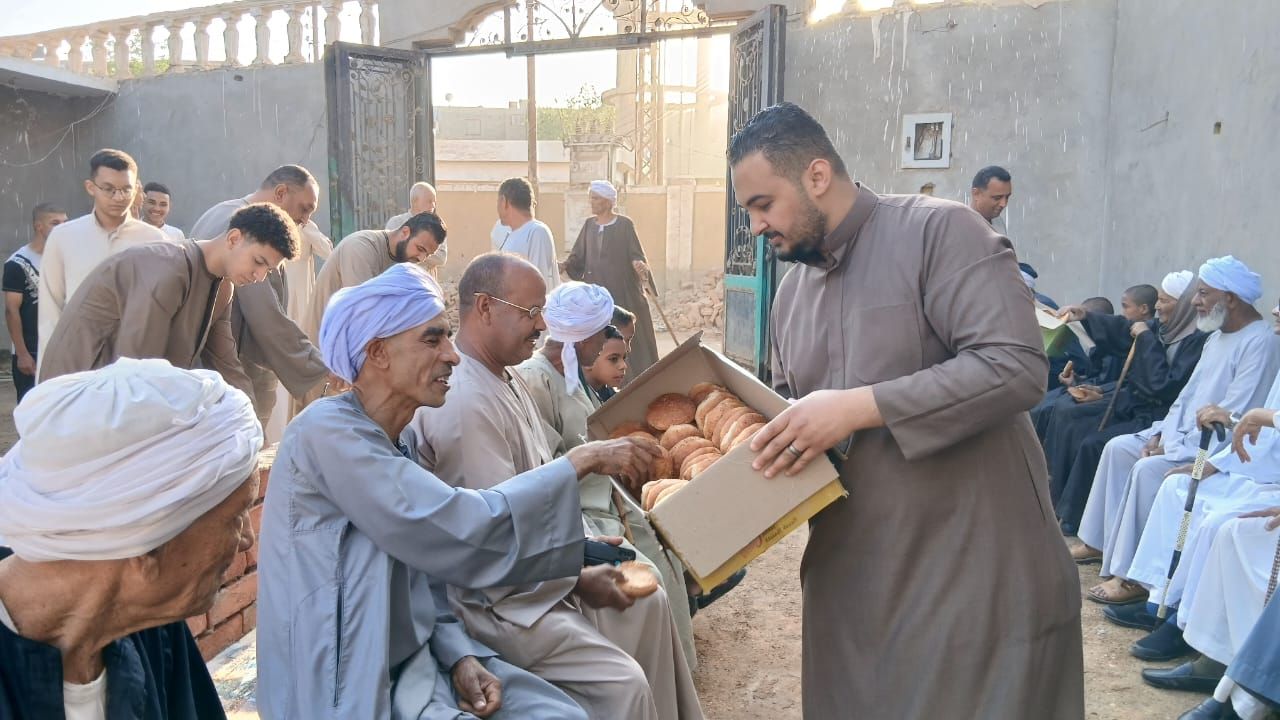توزيع المخبوزات على الحضور توزيع المخبوزات على الحضور