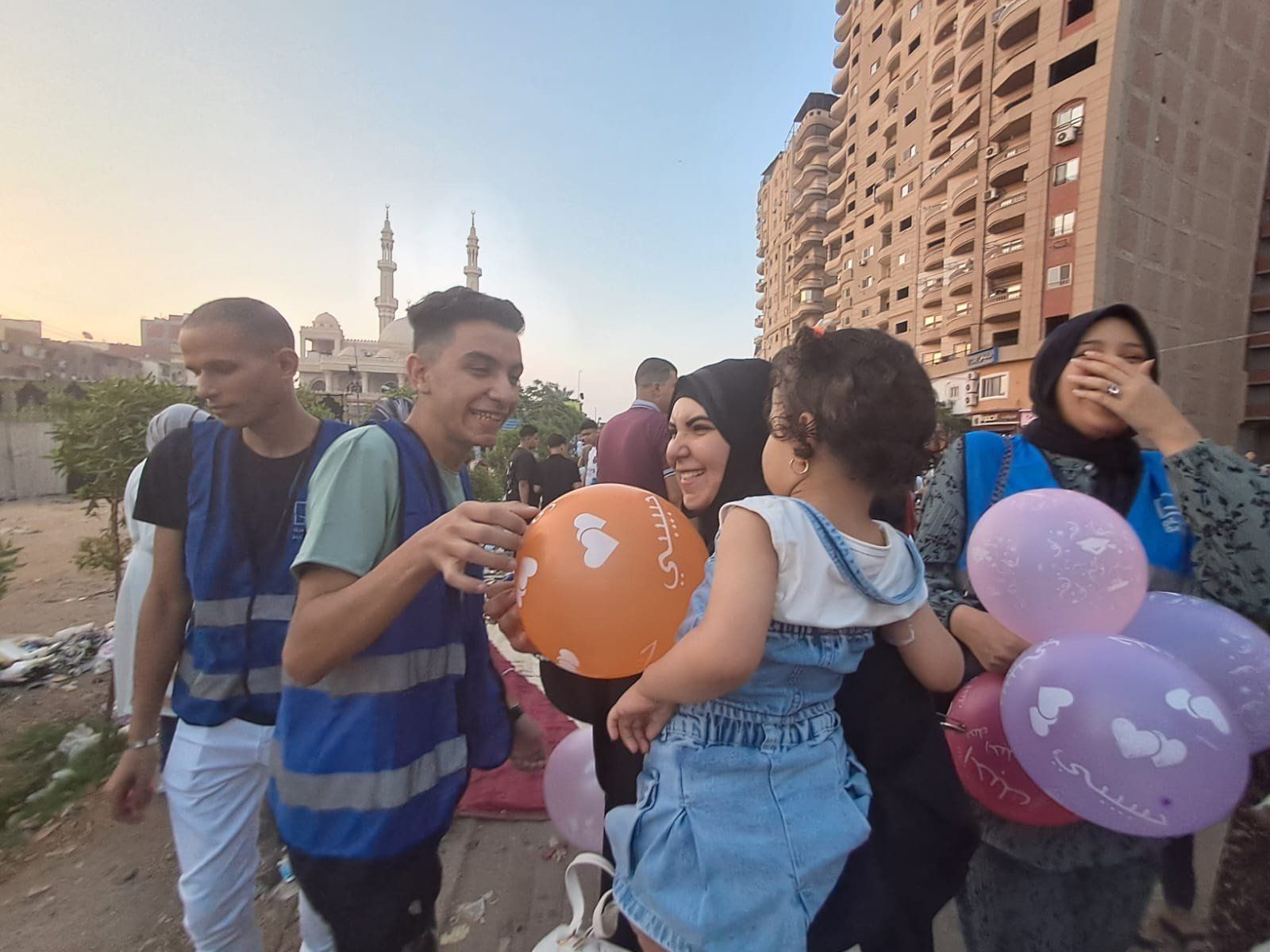 متطوعو حياة كريمة بالمحلة يوزعون البالونات على الأطفال فى الساحات (1) متطوعو حياة كريمة بالمحلة يوزعون البالونات على الأطفال فى الساحات (1)