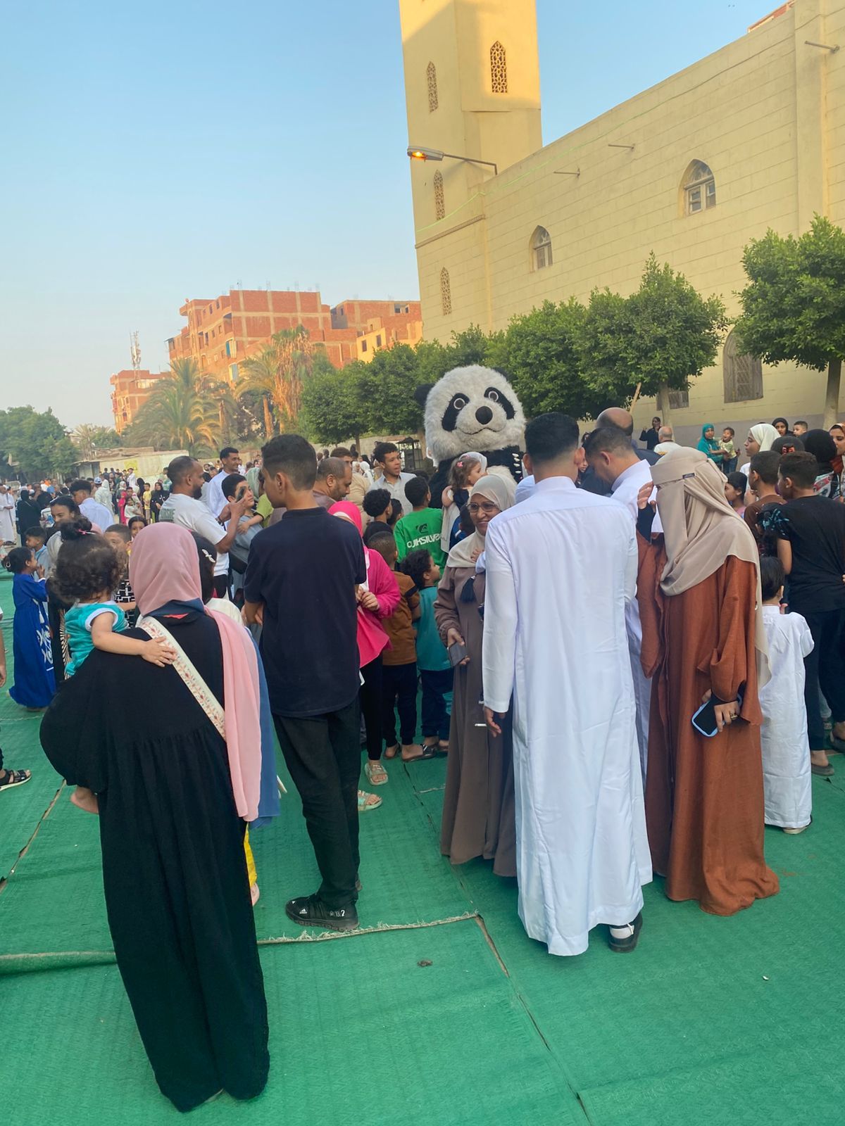 فرحة العيد تملأ ساحة الرضوان بمدينة السلام (21) فرحة العيد تملأ ساحة الرضوان بمدينة السلام (21)