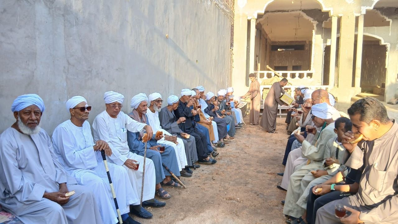 تجمع الأهالي لتناول الإفطار تجمع الأهالي لتناول الإفطار