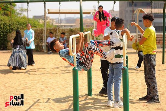 الأطفال والكبار يلعبون الأطفال والكبار يلعبون