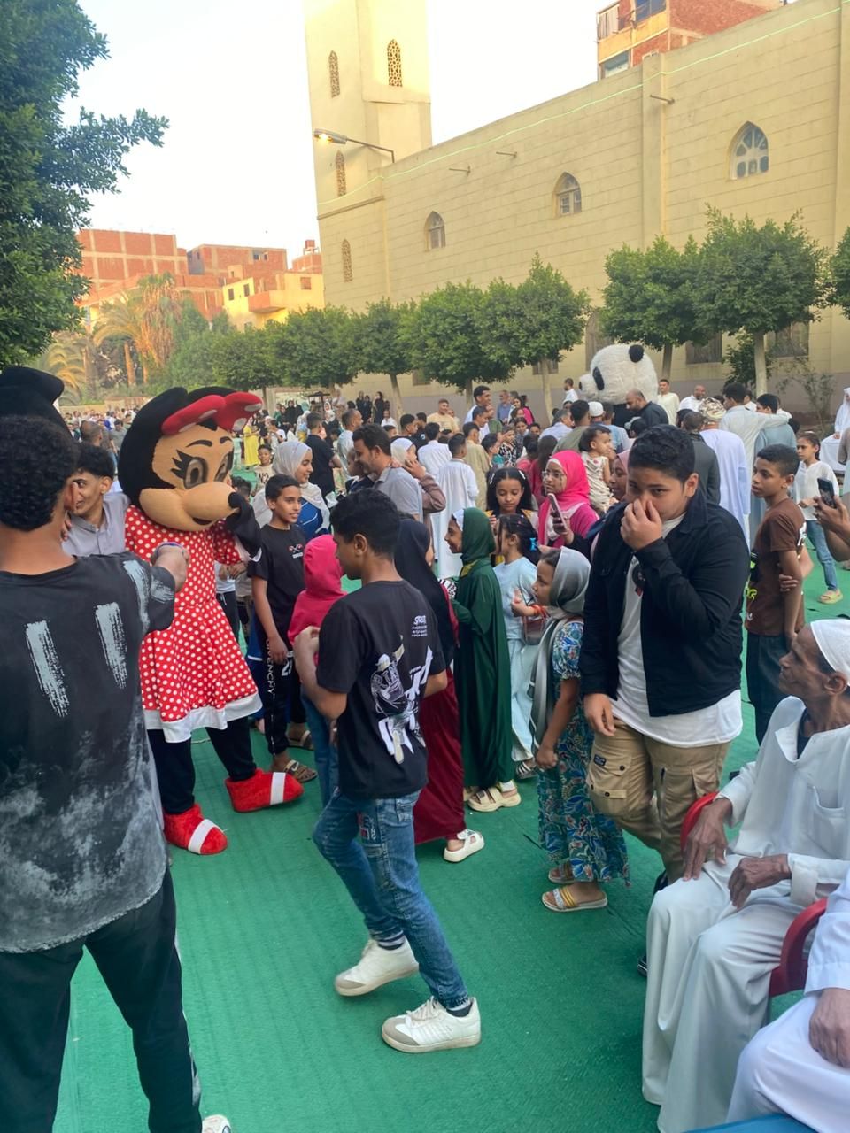 فرحة العيد تملأ ساحة الرضوان بمدينة السلام (17) فرحة العيد تملأ ساحة الرضوان بمدينة السلام (17)