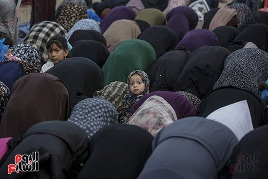 طفلة فى صلاة العيد فى مدينة غزة طفلة فى صلاة العيد فى مدينة غزة