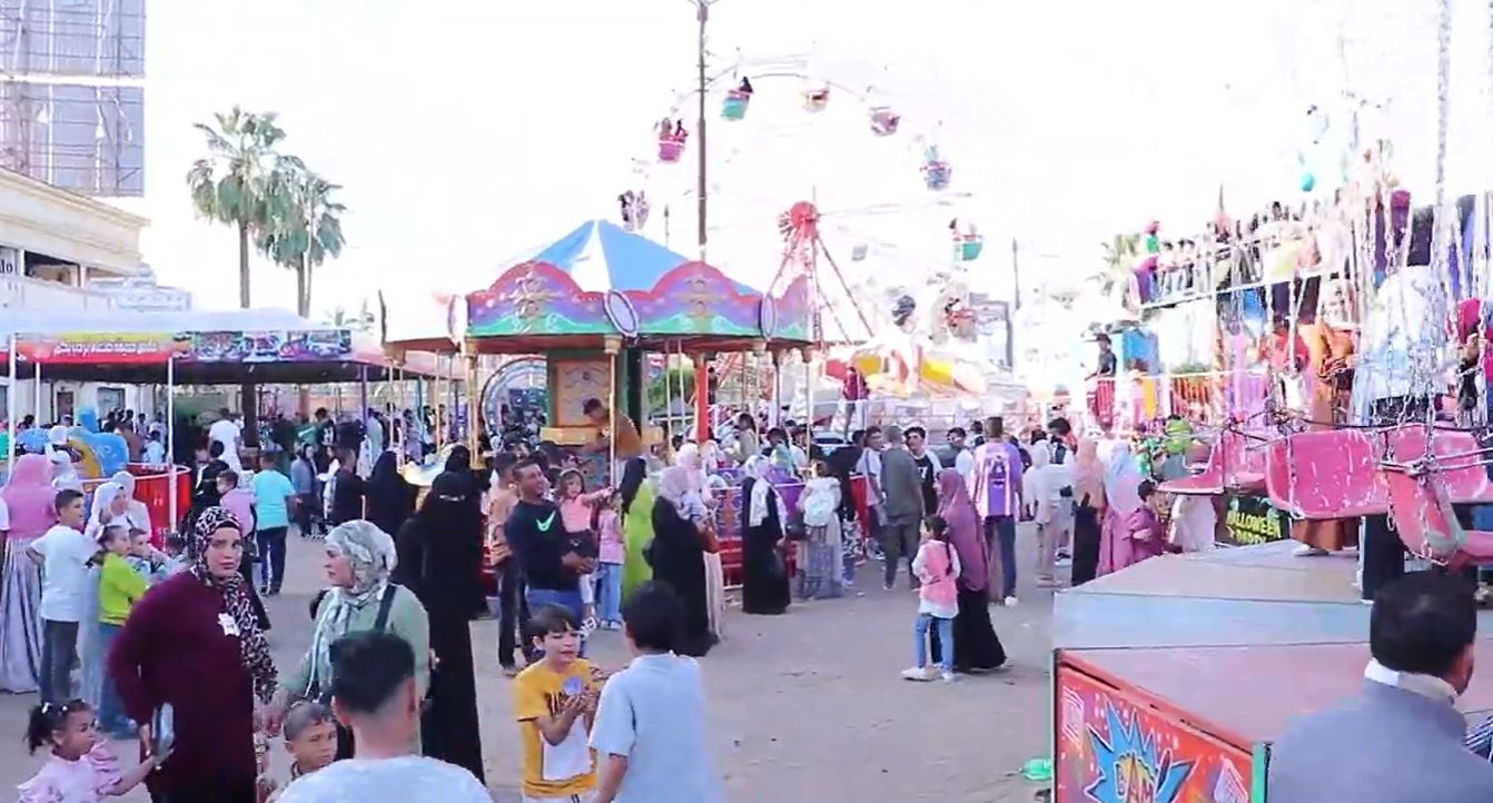 اقبال على الملاهي بحديقة صنعاء اقبال على الملاهي بحديقة صنعاء