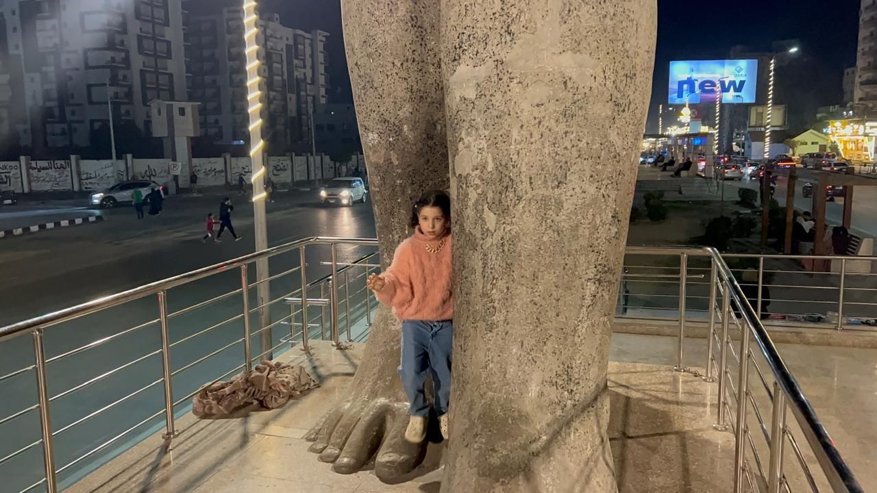 صوره تذكارية في احضان تمثال رمسيس الثاني بالمنصورة صوره تذكارية في احضان تمثال رمسيس الثاني بالمنصورة