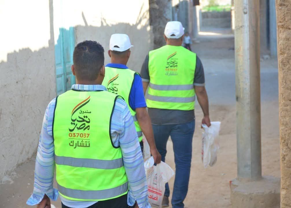 فرق صندوق تحيا مصر بالأقصر يوزعون أطنان لحوم الأضاحى فرق صندوق تحيا مصر بالأقصر يوزعون أطنان لحوم الأضاحى