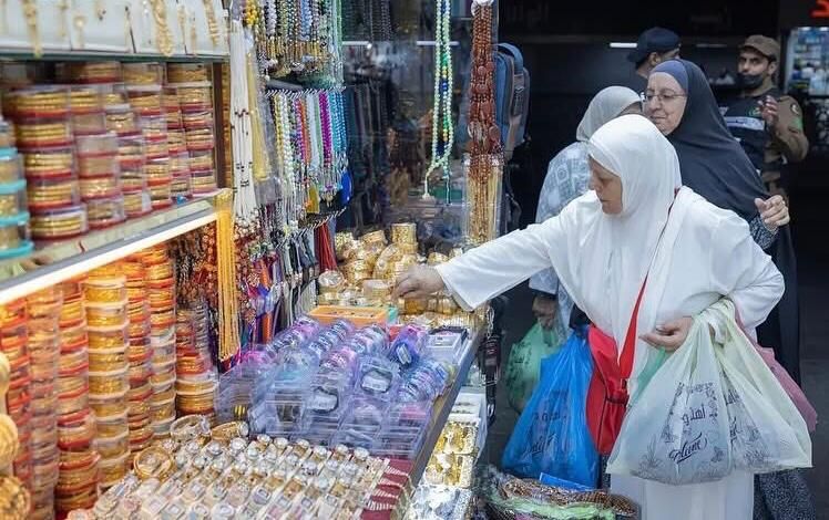 الحجاج يشترون الهدايا لذويهم (1) الحجاج يشترون الهدايا لذويهم (1)