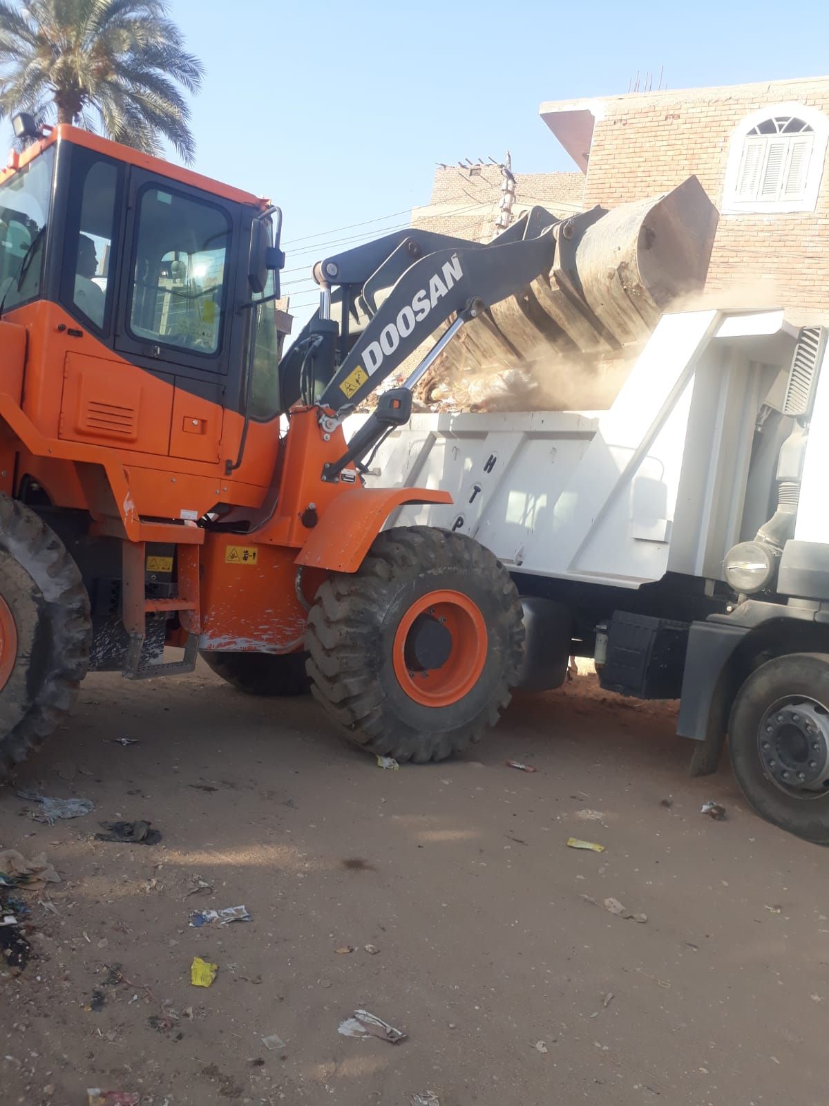 رفع 290 طن من التراكمات في حملات نظافة جنوب الأقصر رفع 290 طن من التراكمات في حملات نظافة جنوب الأقصر