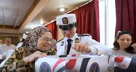 الاحتفال مع كبار السن (4) الاحتفال مع كبار السن (4)