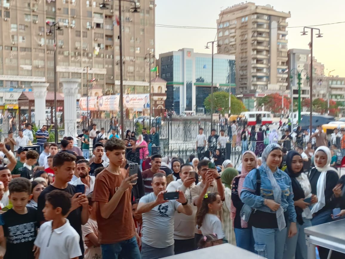 اقبال المواطنين على العروض اقبال المواطنين على العروض