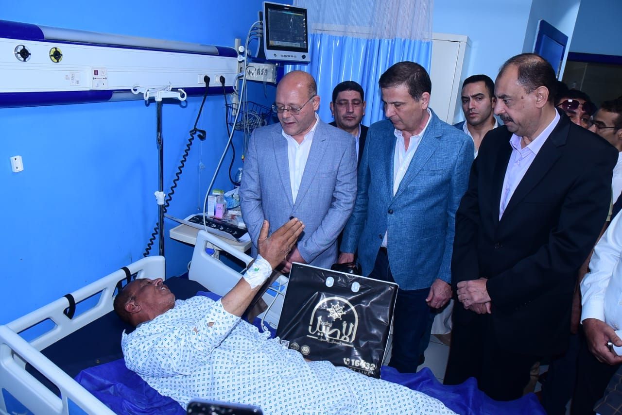 وزير الزراعة يزور الموظف المعتدى عليه أثناء تنفيذا قرار إزالة بسوهاج وزير الزراعة يزور الموظف المعتدى عليه أثناء تنفيذا قرار إزالة بسوهاج