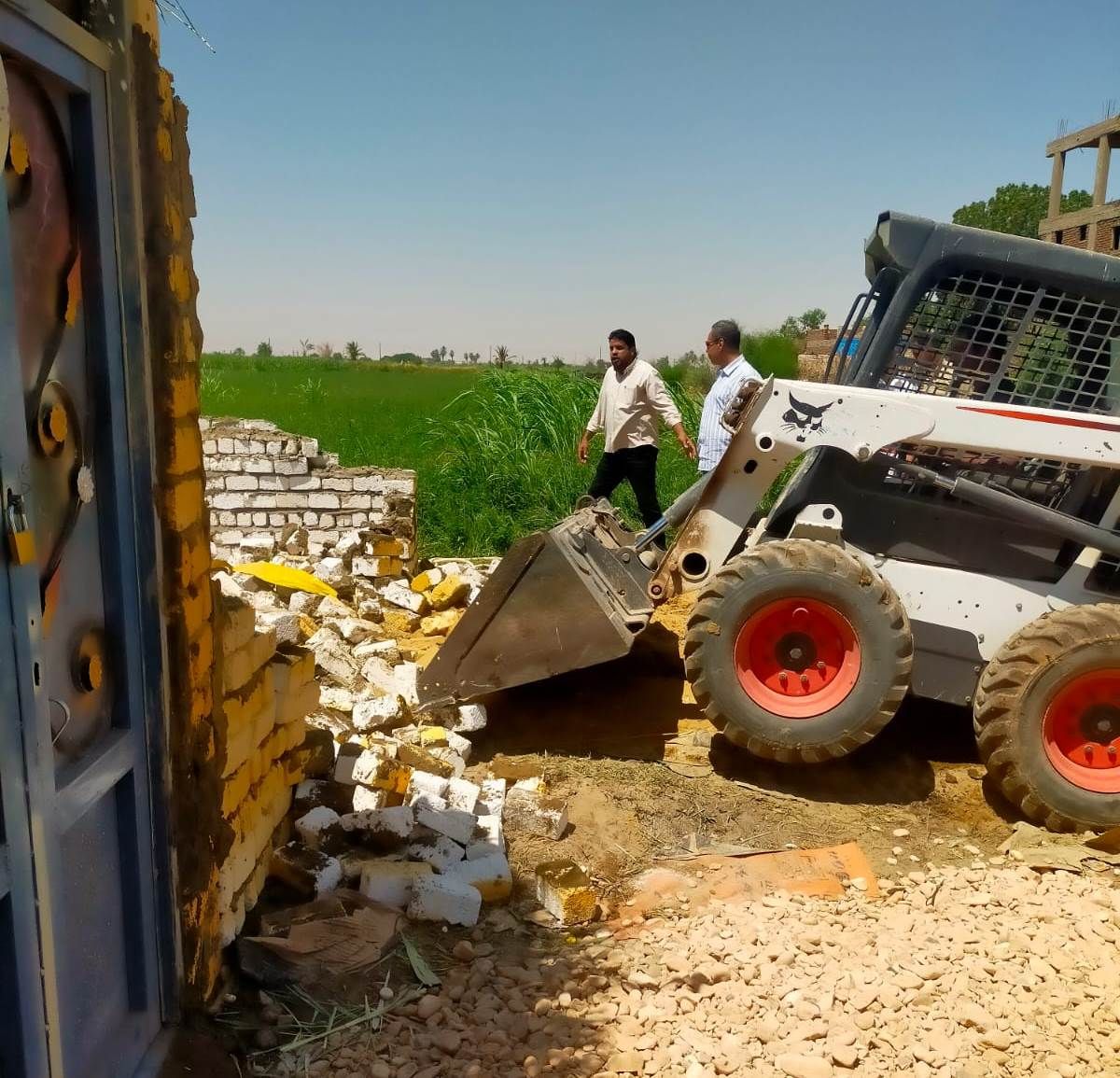 إزالة تعدى على أرض زراعية بأرمنت ورفع 30 طن من القمامة إزالة تعدى على أرض زراعية بأرمنت ورفع 30 طن من القمامة