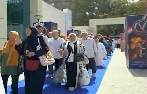 الاحتفال مع كبار السن (9) الاحتفال مع كبار السن (9)