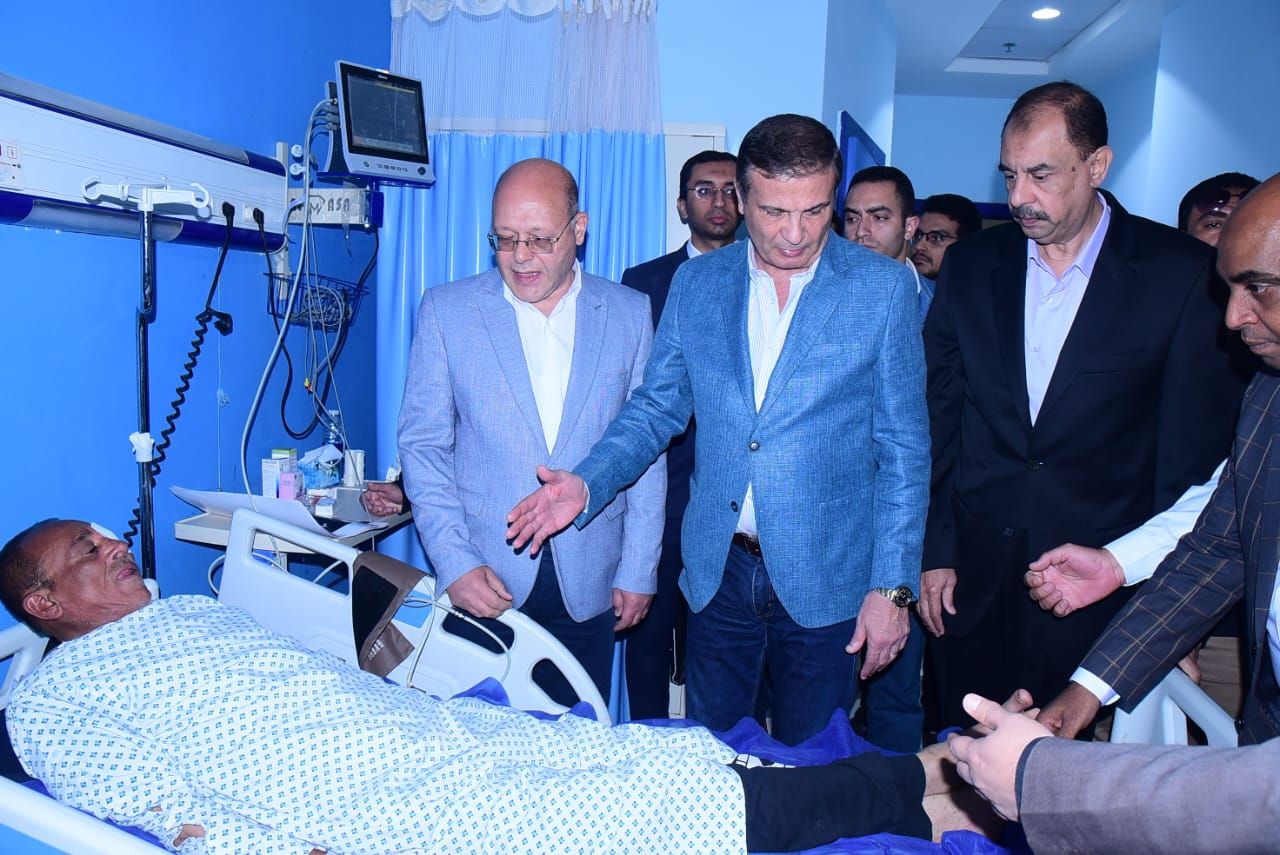 زيارة الوزير للموظف المصاب زيارة الوزير للموظف المصاب