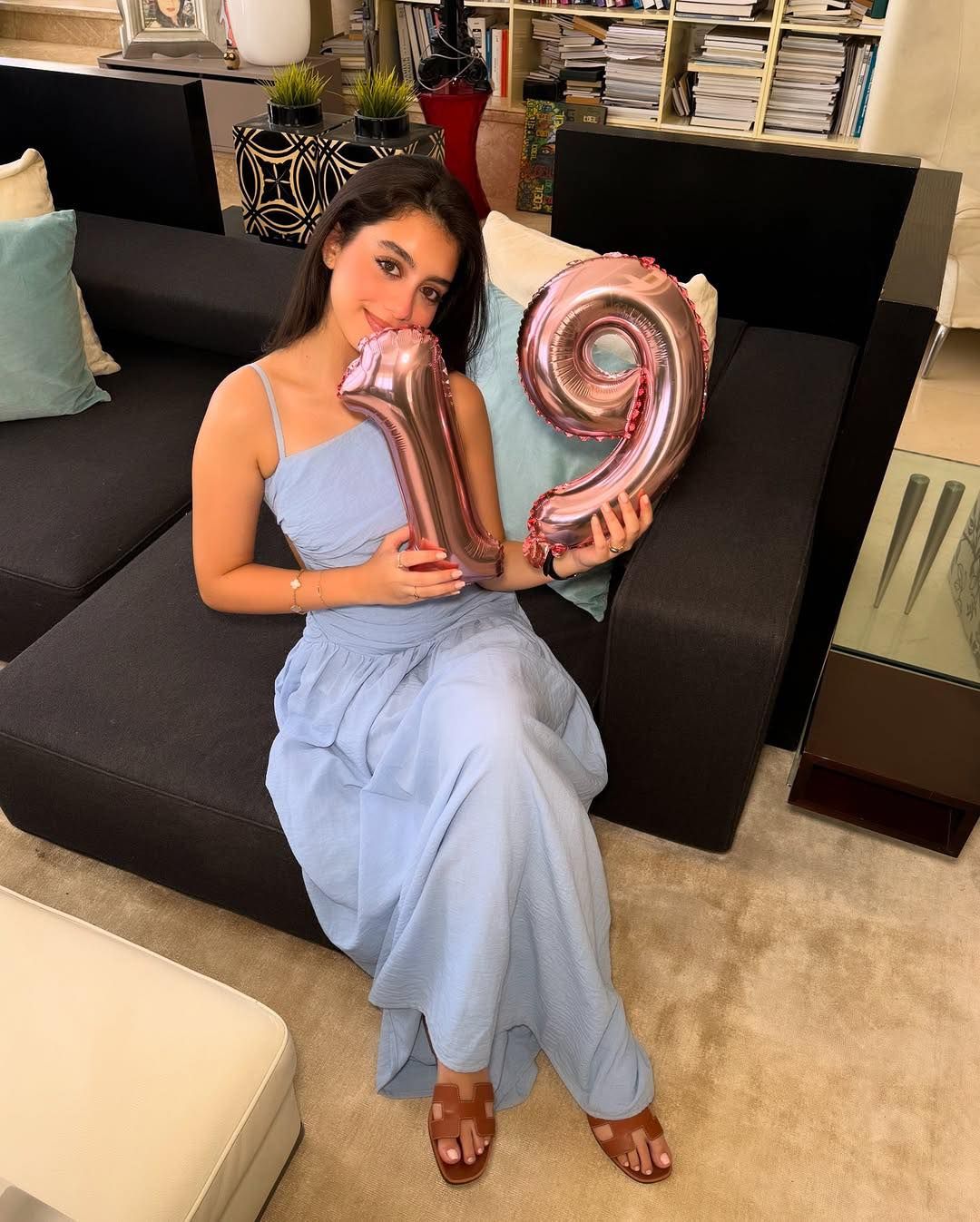 الفنانة ياسمينا العبد تحتفل بعيد ميلادها الفنانة ياسمينا العبد تحتفل بعيد ميلادها