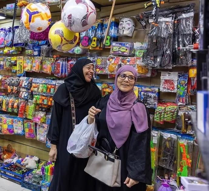 الحجاج يشترون الهدايا لذويهم (2) الحجاج يشترون الهدايا لذويهم (2)