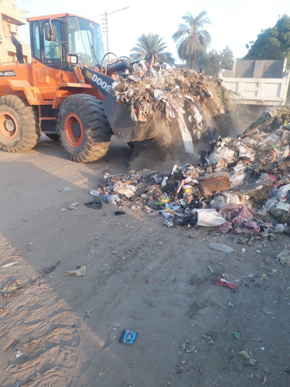 رفع 290 طن من التراكمات في حملات نظافة بمدينة إسنا رفع 290 طن من التراكمات في حملات نظافة بمدينة إسنا