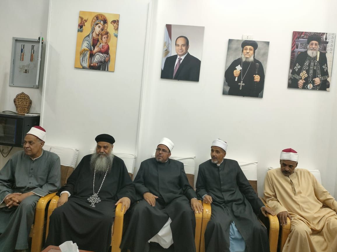 لقاء وفد الاوقاف لنقل مكالمة الوزير لمسئولى الكنيسة لقاء وفد الاوقاف لنقل مكالمة الوزير لمسئولى الكنيسة