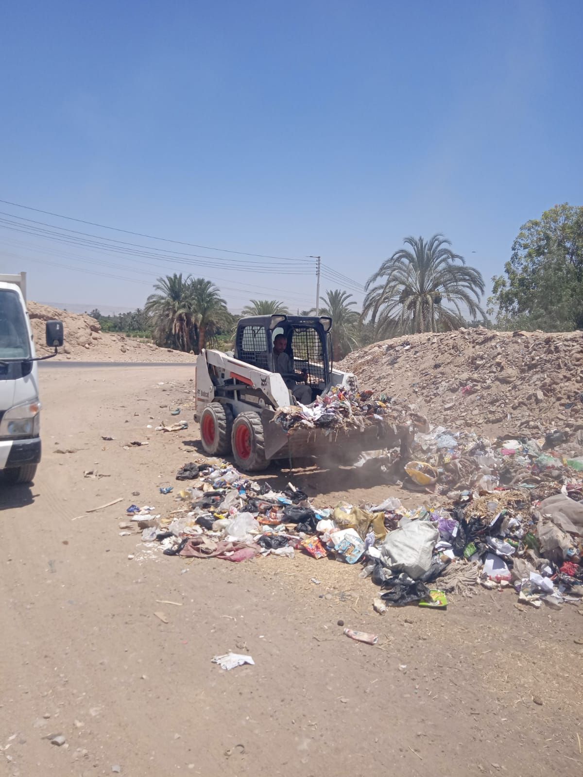 حملات إزالة ورفع 120 طن أتربة وتراكمات خلال نظافة بالطود حملات إزالة ورفع 120 طن أتربة وتراكمات خلال نظافة بالطود