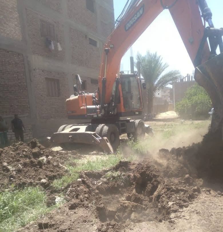 تجهيز أرض أملاك دولة مستردة كمشتل لصالح إدارة الحدائق والبساتين بالأقصر تجهيز أرض أملاك دولة مستردة كمشتل لصالح إدارة الحدائق والبساتين بالأقصر