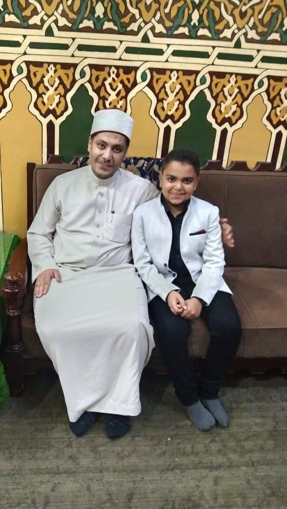 الطفل عمر عماد صاحب الصوت الندي والدكتور عبد القادر سليم مدير عام الدعوة الطفل عمر عماد صاحب الصوت الندي والدكتور عبد القادر سليم مدير عام الدعوة