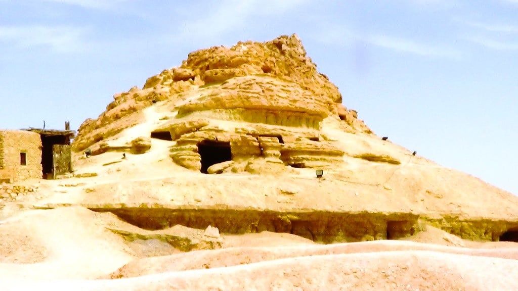 جبل الوتى والمقابر الفرعونية = سيوة جبل الوتى والمقابر الفرعونية = سيوة