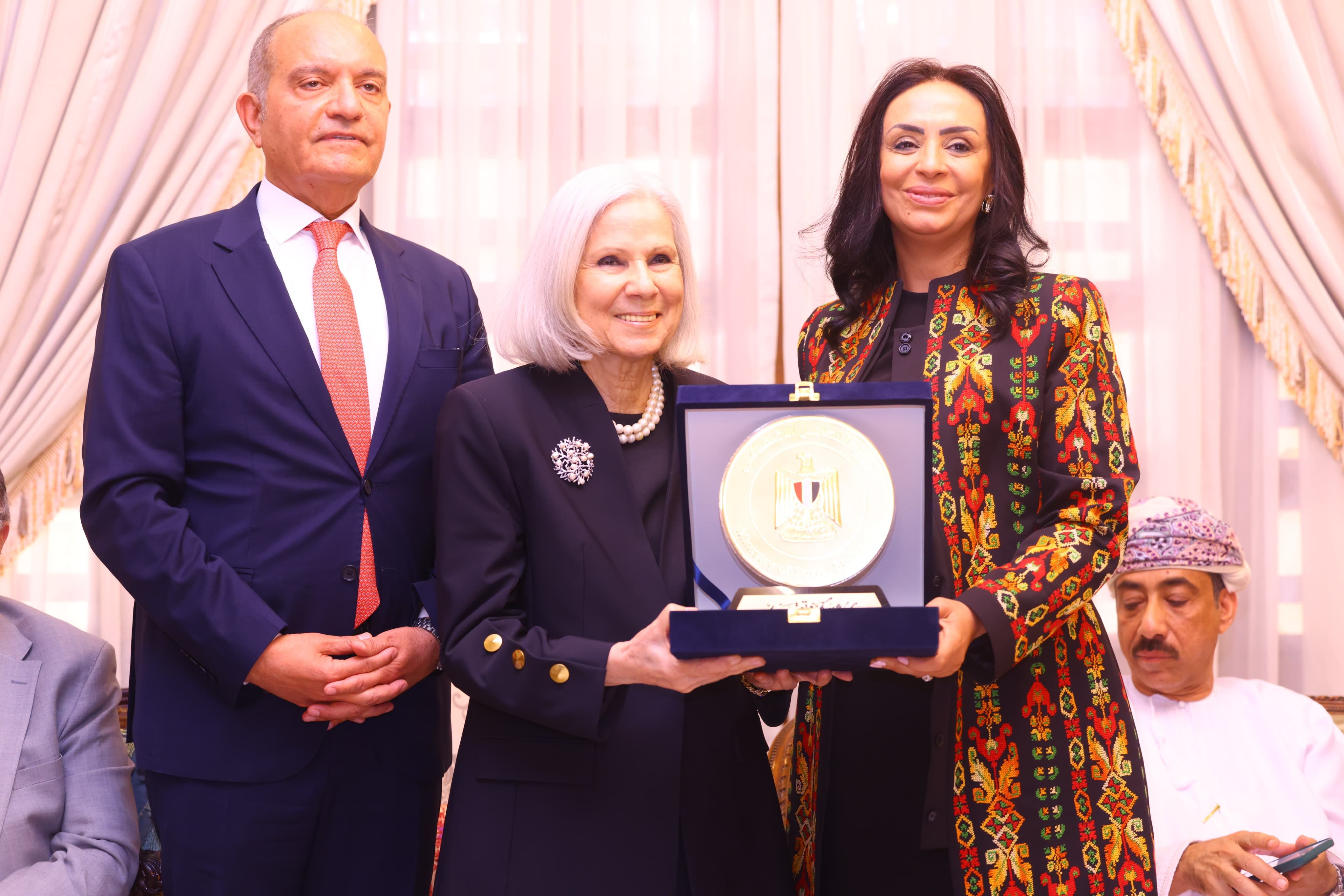 وزيرة التضامن تكرم السفيرة هيفاء أبو غزالة تقديرًا لجهودها خلال فترة ولايتها بالأمانة العامة لجامعة الدول العربية وزيرة التضامن تكرم السفيرة هيفاء أبو غزالة تقديرًا لجهودها خلال فترة ولايتها بالأمانة العامة لجامعة الدول العربية