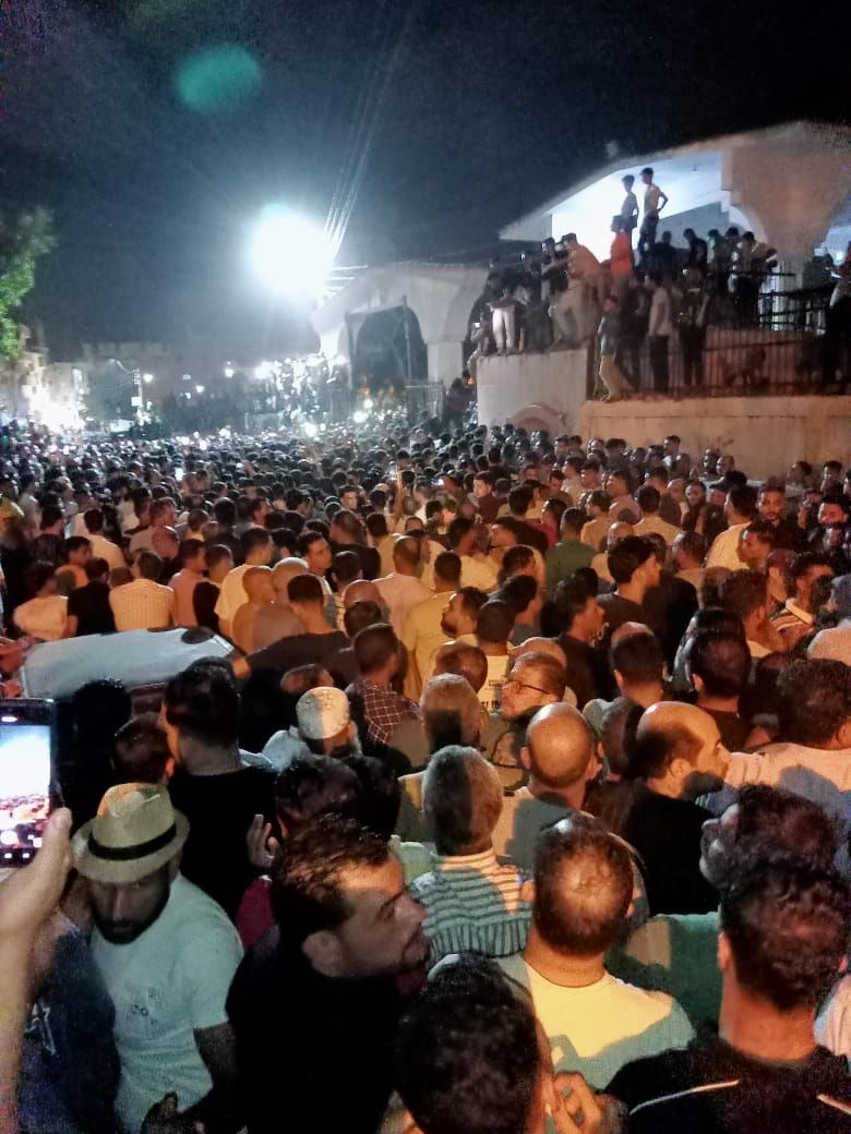 أهالى أدكو يشيعون جنازة جواهرجى البحيرة.. لقي مصرعه إثر التعدي عليه بسلاح أبيض (2) أهالى أدكو يشيعون جنازة جواهرجى البحيرة.. لقي مصرعه إثر التعدي عليه بسلاح أبيض (2)