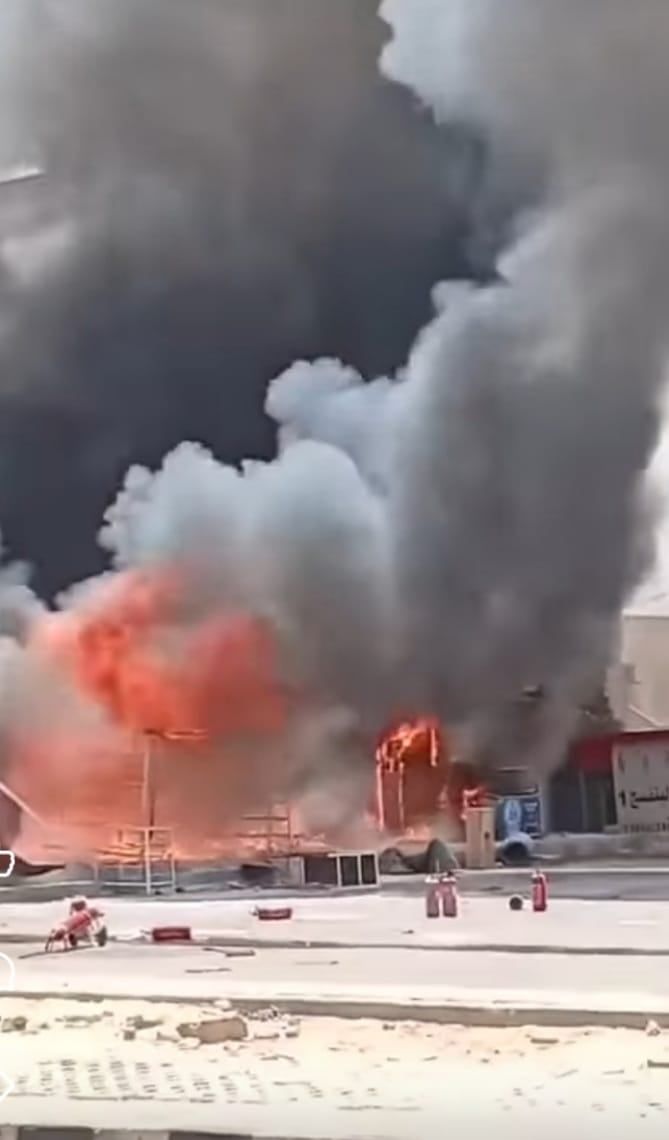 اندلاع حريق بمحلات أمام مول بحدائق أكتوبر (2) اندلاع حريق بمحلات أمام مول بحدائق أكتوبر (2)