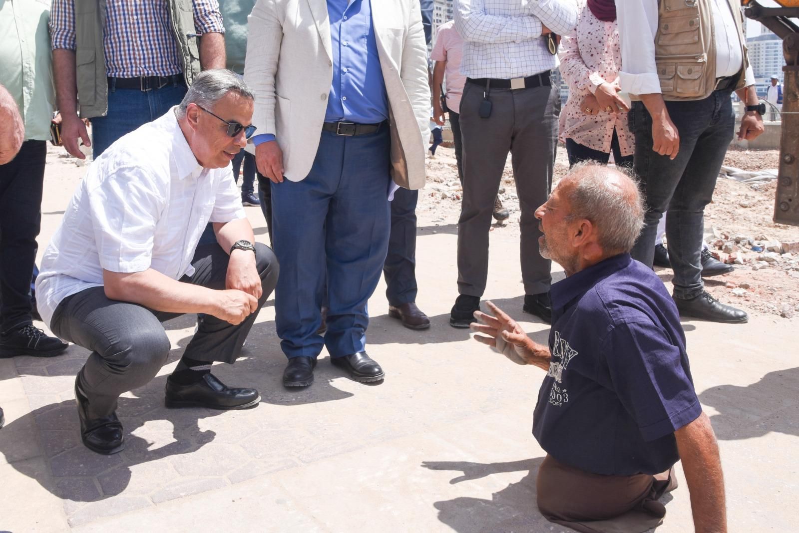 المحافظ مع شخص من ذوى الهمم المحافظ مع شخص من ذوى الهمم