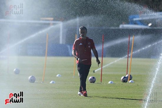 المدير الفني للأهلي خلال التدريب المدير الفني للأهلي خلال التدريب