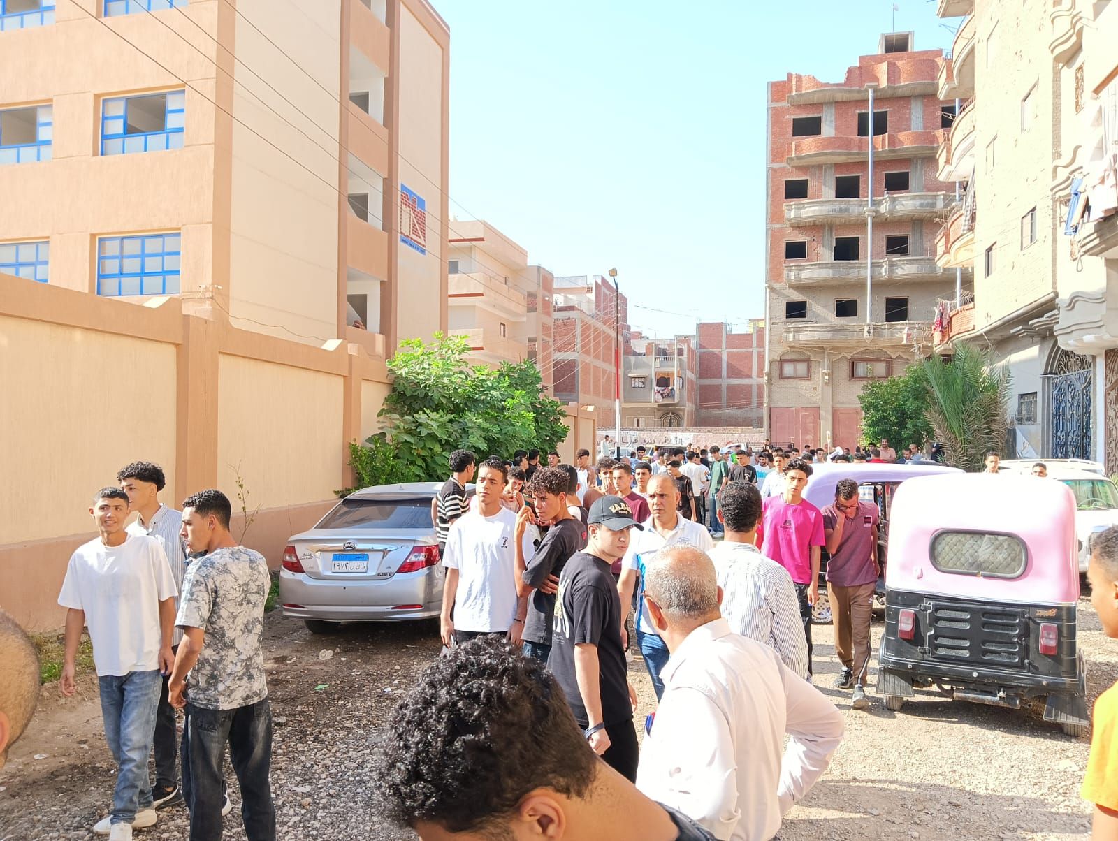 جانب من توافد الطلاب جانب من توافد الطلاب