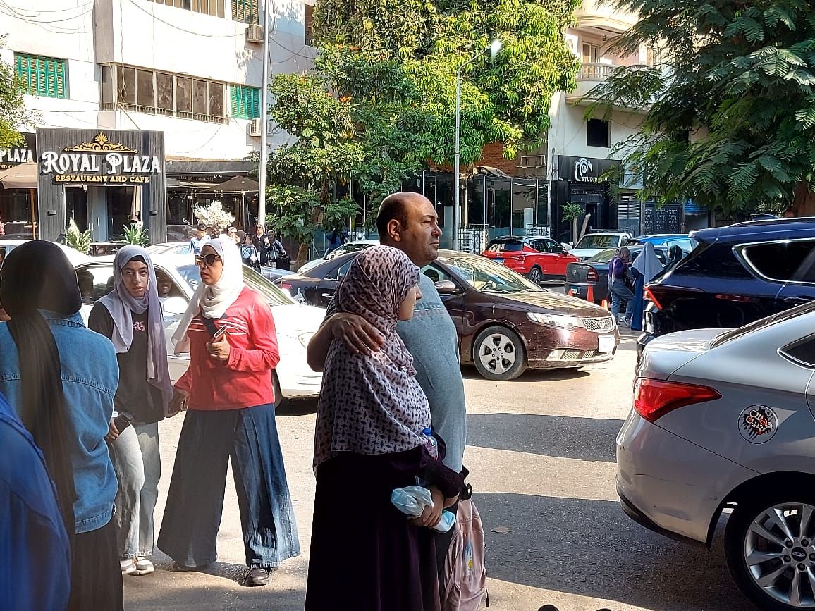 أولياء الأمور يساندون أبنائهم أمام لجان الثانوية العامة أولياء الأمور يساندون أبنائهم أمام لجان الثانوية العامة