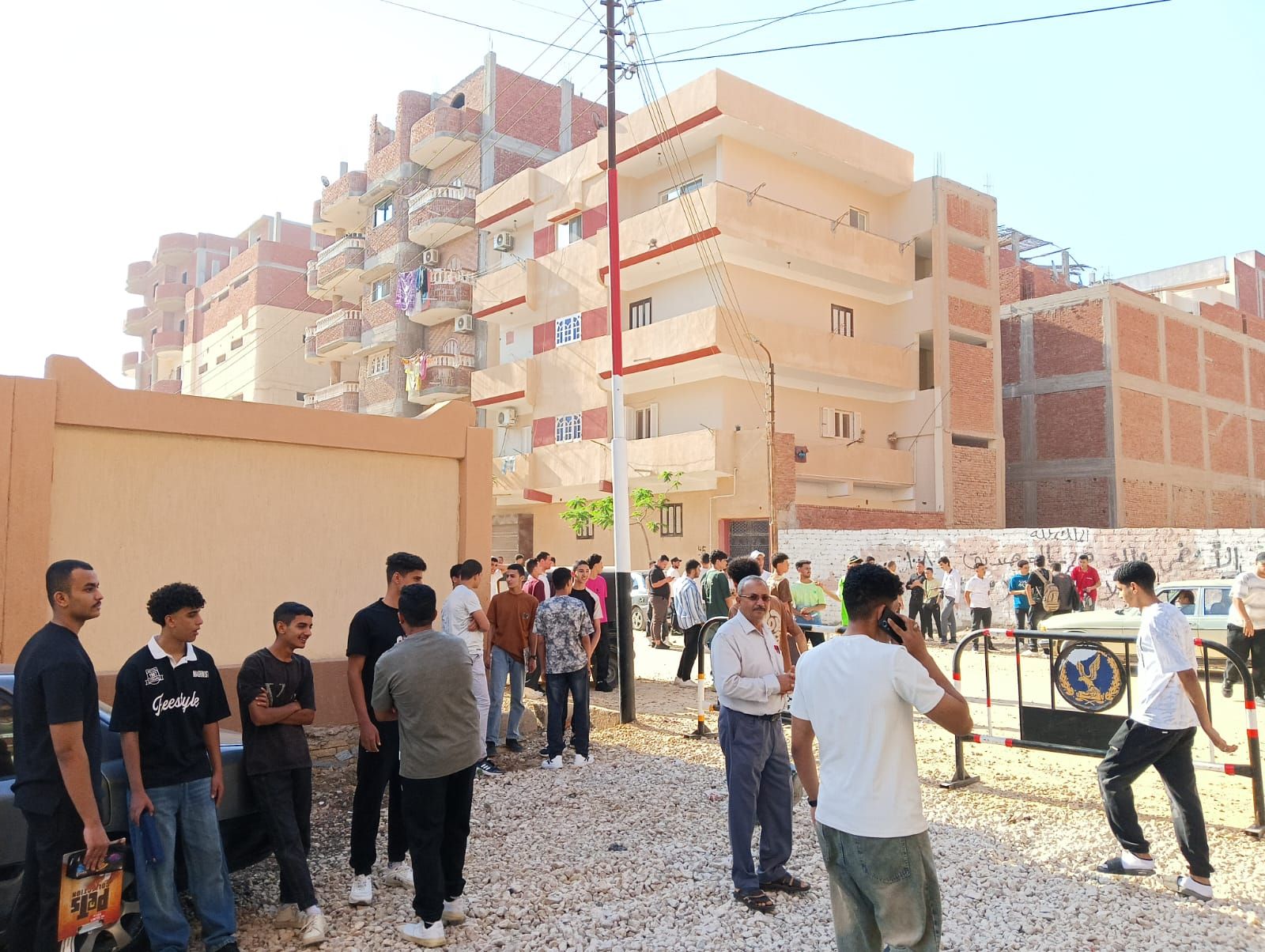 انتظار الطلاب الدخول للجان انتظار الطلاب الدخول للجان