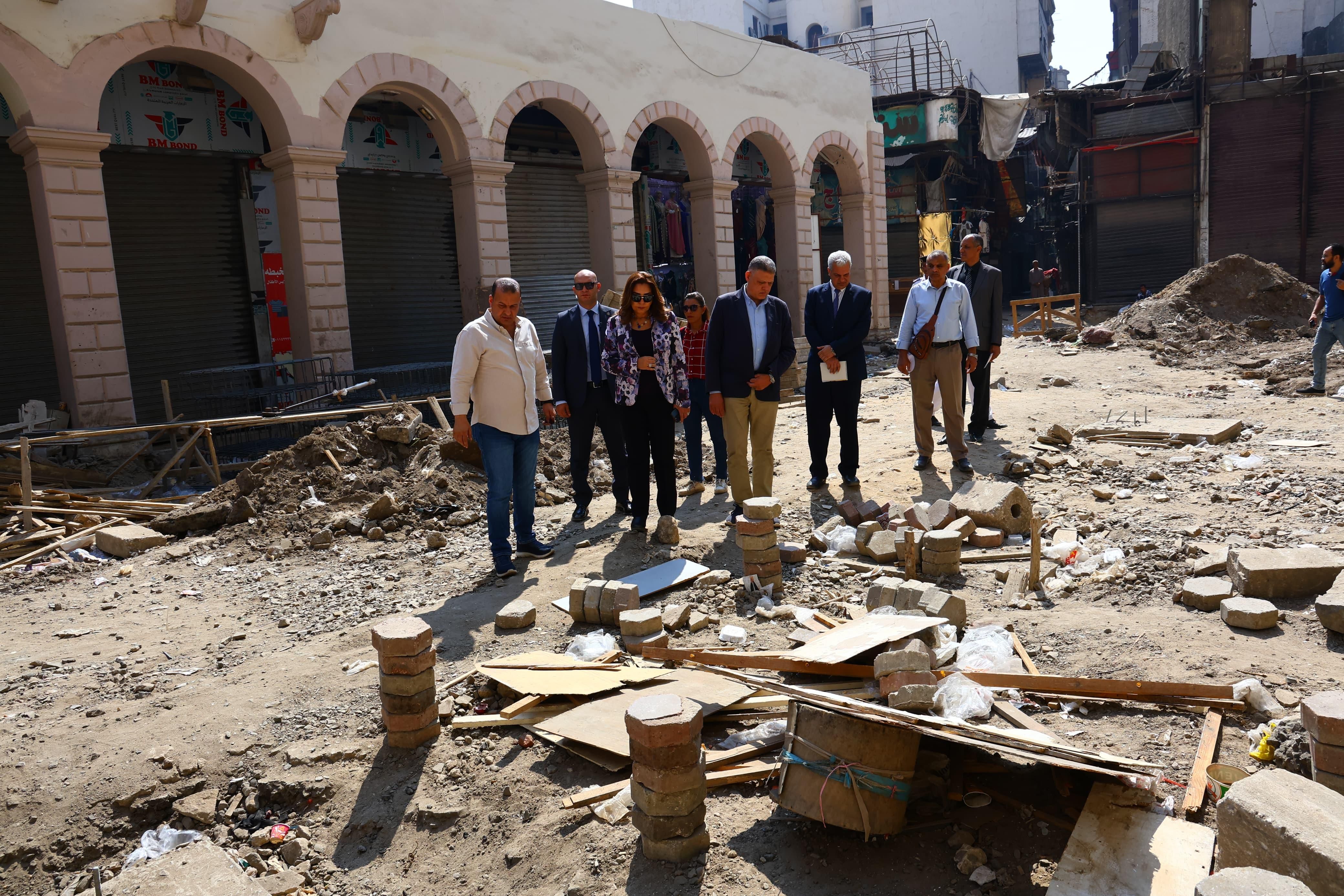 وزيرة التنمية المحلية تتفقد تنفيذ المرحلة الأولى من تطوير سوق العتبة بالموسكى (2) وزيرة التنمية المحلية تتفقد تنفيذ المرحلة الأولى من تطوير سوق العتبة بالموسكى (2)