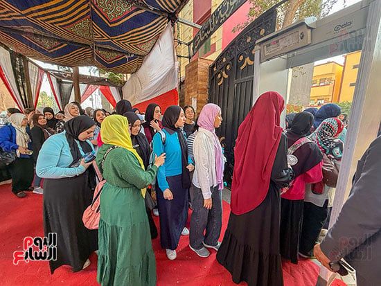 بدأ طلاب الثانوية العامة أداء الامتحان فى مادة التربية الدينية بدأ طلاب الثانوية العامة أداء الامتحان فى مادة التربية الدينية