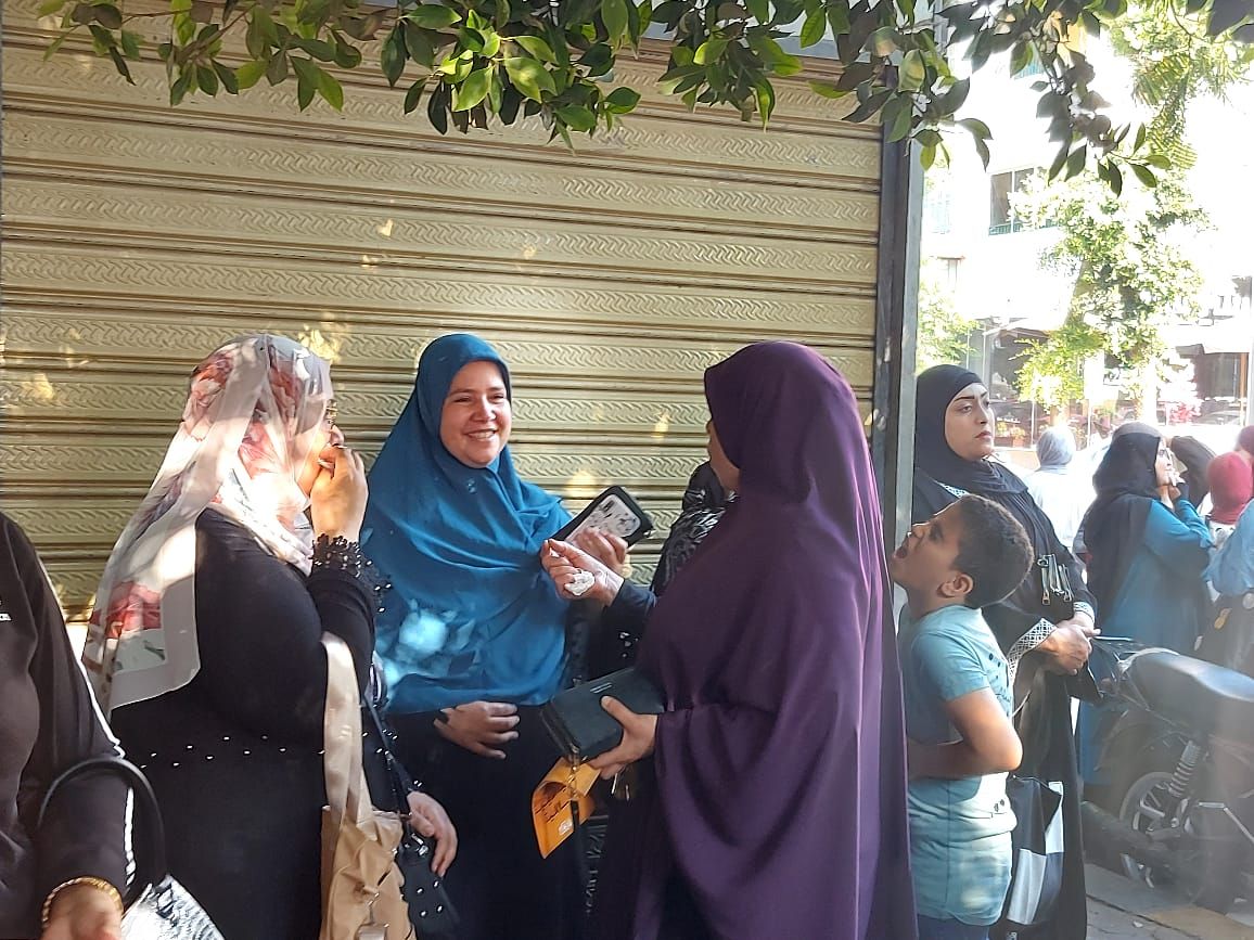 أولياء الأمور يساندون أبنائهم بالدعاء أمام لجان الثانوية العامة أولياء الأمور يساندون أبنائهم بالدعاء أمام لجان الثانوية العامة