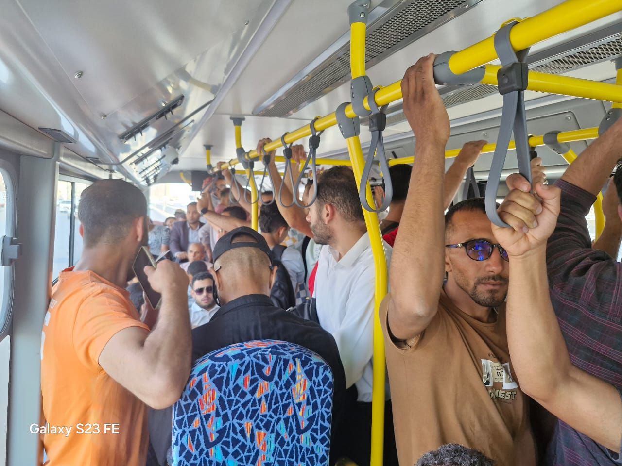اقبال المواطنين على الاتوبيس التردد (8) اقبال المواطنين على الاتوبيس التردد (8)