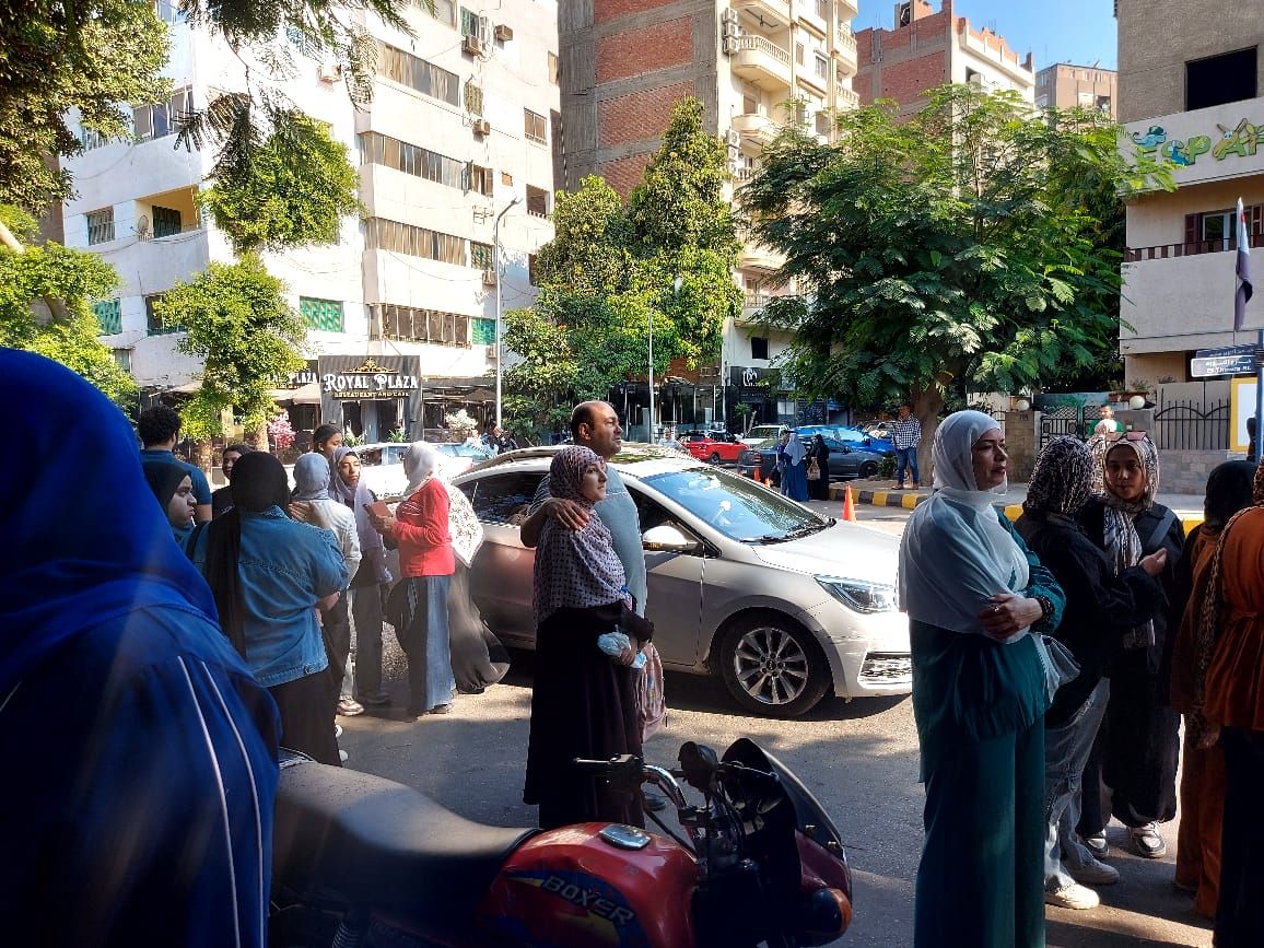 أولياء الأمور يساندون أبنائهم بالدعاء أمام لجان الثانوية أولياء الأمور يساندون أبنائهم بالدعاء أمام لجان الثانوية
